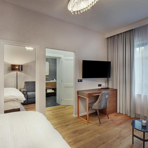 Projekt wykonawczy wnętrz w hotelu przewidywał wykorzystanie naturalnych materiałów - drewna, marmuru, miedzi.